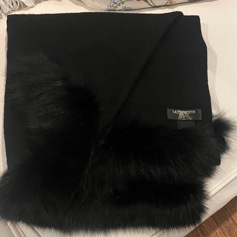 La Fiorentina Elegant Black Fur-Accent Wrap